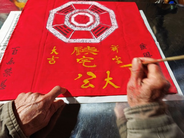 Nghề xưa cố đô còn một chút này: Người 'cho chữ' trên phù ngũ sắc