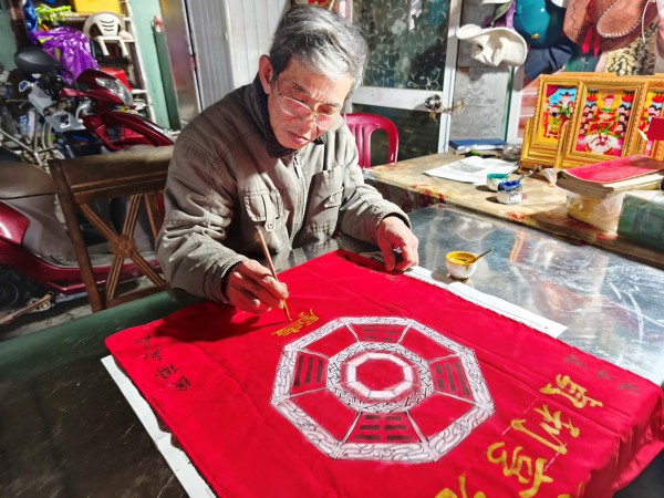 Nghề xưa cố đô còn một chút này: Người 'cho chữ' trên phù ngũ sắc