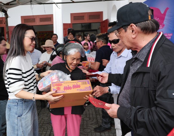 Nghĩa cử của Mỹ Tâm trong những ngày cuối năm