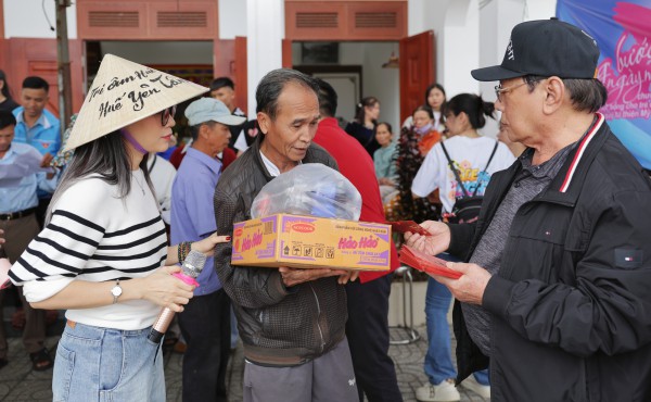 Nghĩa cử của Mỹ Tâm trong những ngày cuối năm