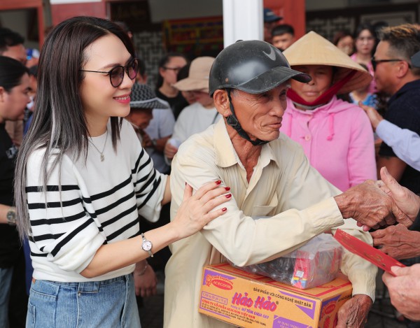 Nghĩa cử của Mỹ Tâm trong những ngày cuối năm