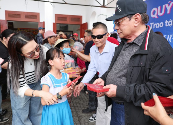 Nghĩa cử của Mỹ Tâm trong những ngày cuối năm