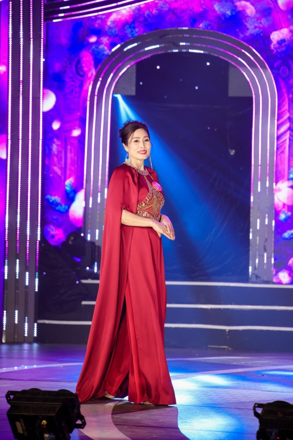 Ngọc Sơn trao vương miện 1,5 tỉ đồng cho Hoa hậu Quý bà Việt Nam toàn cầu