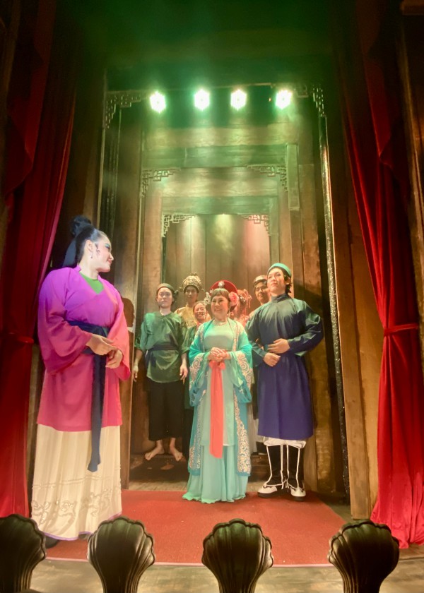 Ngồi bệt ở gánh cải lương 5 không