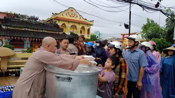 Ngôi chùa mỗi tháng nấu 6.000 phần cơm chay tặng người nghèo