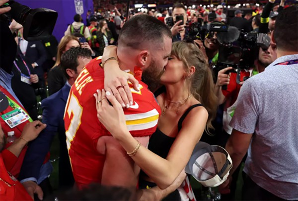 Ngôi sao bóng bầu dục Travis Kelce kể chuyện tình với Taylor Swift