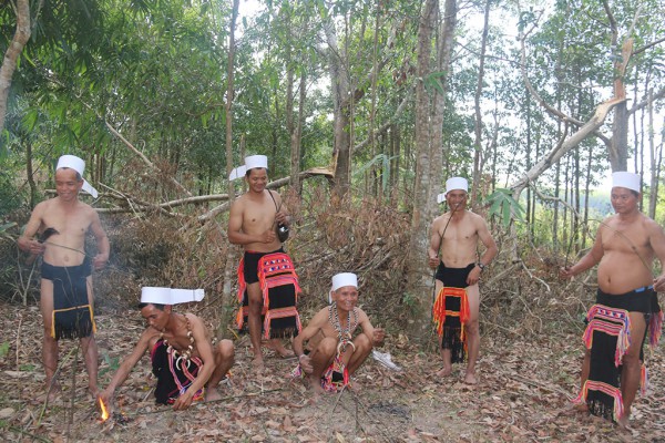 Người Giẻ Triêng với tục 'ăn than' Người Giẻ Triêng với tục 'ăn than'