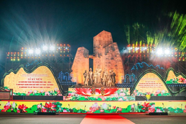 Người dân Quảng Bình mãn nhãn với màn tạo hình drone và 'bữa tiệc' âm thanh ánh sáng