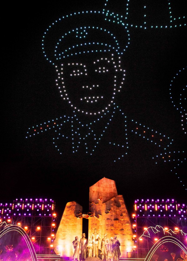 Người dân Quảng Bình mãn nhãn với màn tạo hình drone và 'bữa tiệc' âm thanh ánh sáng