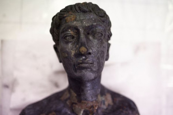 Người dọn rác giúp khai quật những bức tượng đồng cổ thế kỷ thứ 3 trước Công nguyên