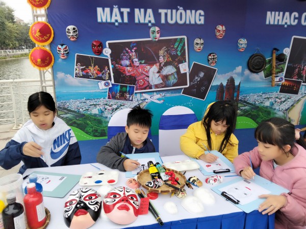 Người lưu thần sắc hát bội trên mặt nạ Người lưu thần sắc hát bội trên mặt nạ