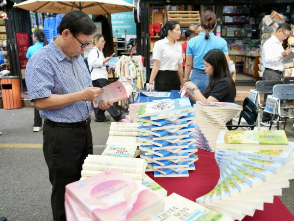 Nguyễn Nhật Ánh: Mỗi phụ huynh, thầy cô cũng nên là một đại sứ văn hóa đọc Nguyễn Nhật Ánh: Mỗi phụ huynh, thầy cô cũng nên là một đại sứ văn hóa đọc