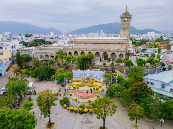 Nhà thờ Chánh tòa Nha Trang - Ngọn tháp đá vươn giữa trời biển