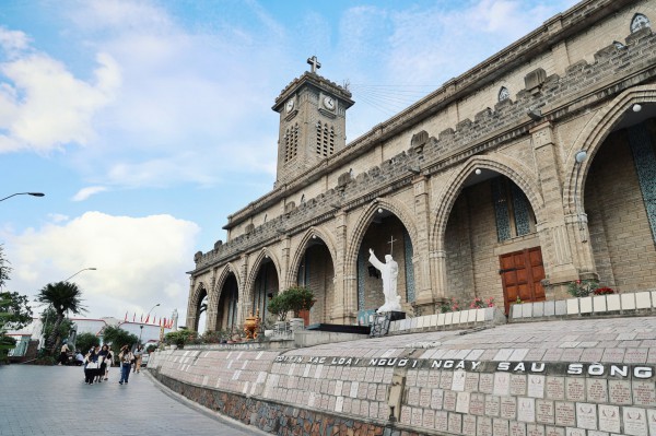 Nhà thờ Chánh tòa Nha Trang - Ngọn tháp đá vươn giữa trời biển