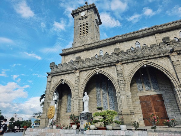 Nhà thờ Chánh tòa Nha Trang - Ngọn tháp đá vươn giữa trời biển