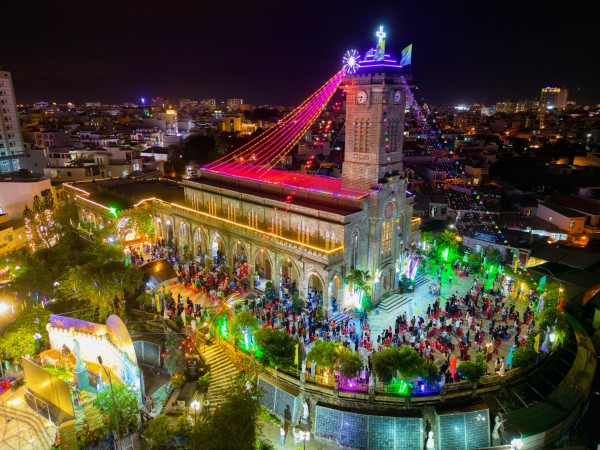 Nhà thờ Chánh tòa Nha Trang - Ngọn tháp đá vươn giữa trời biển