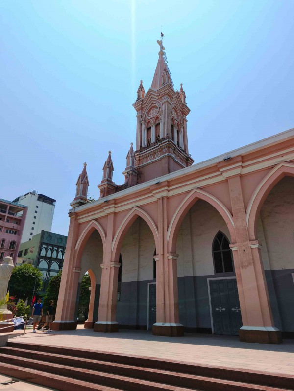 Nhà thờ Con Gà - biểu tượng hồng giữa lòng Đà Nẵng Nhà thờ Con Gà - biểu tượng hồng giữa lòng Đà Nẵng