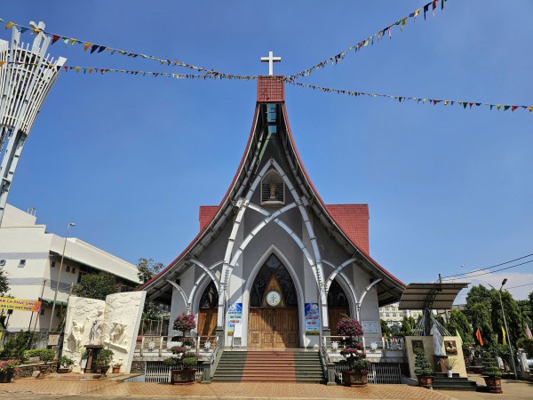 Nhà thờ Dũng Lạc - giao thoa giữa kiến trúc châu Âu và nhà rông Tây nguyên