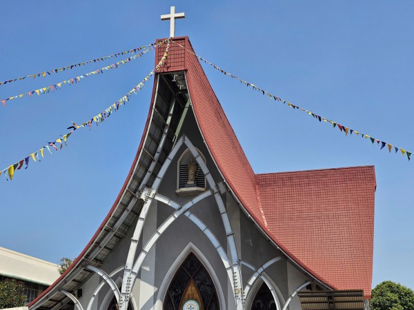 Nhà thờ Dũng Lạc - giao thoa giữa kiến trúc châu Âu và nhà rông Tây nguyên