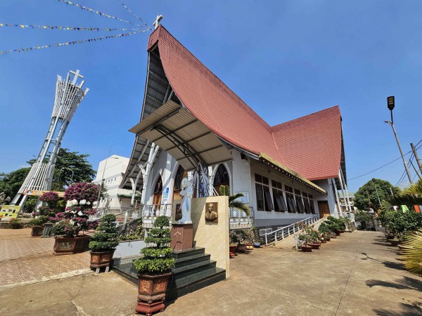 Nhà thờ Dũng Lạc - giao thoa giữa kiến trúc châu Âu và nhà rông Tây nguyên
