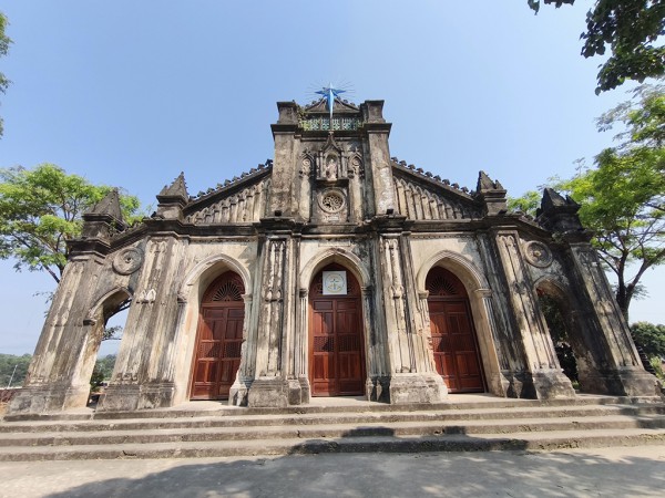 Nhà thờ đá Tùng Sơn lưu giữ nhiều thánh tích từ Công giáo Rôma