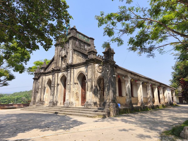 Nhà thờ đá Tùng Sơn lưu giữ nhiều thánh tích từ Công giáo Rôma