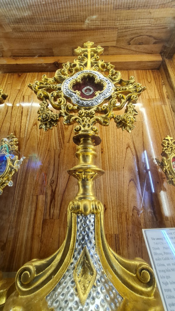 Nhà thờ đá Tùng Sơn lưu giữ nhiều thánh tích từ Công giáo Rôma