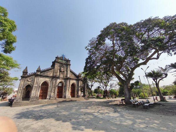 Nhà thờ đá Tùng Sơn lưu giữ nhiều thánh tích từ Công giáo Rôma