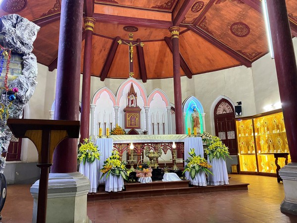 Nhà thờ đá Tùng Sơn lưu giữ nhiều thánh tích từ Công giáo Rôma