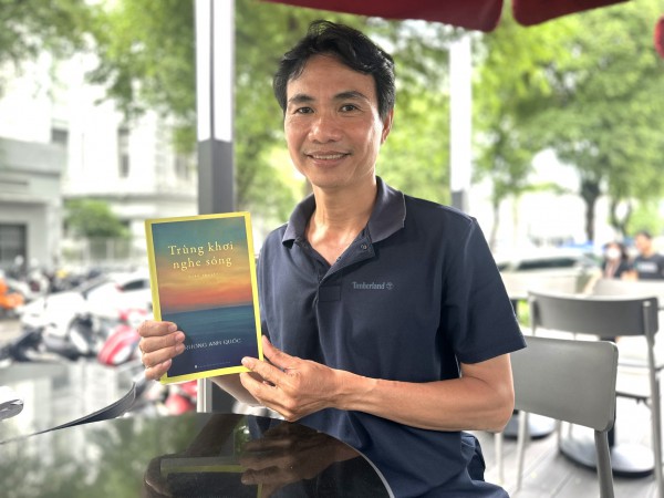 Nhà văn Trương Anh Quốc nhận giải thưởng Hội Nhà văn TP.HCM với 'Trùng khơi nghe sóng'