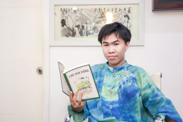 Nhà văn Trương Anh Quốc nhận giải thưởng Hội Nhà văn TP.HCM với 'Trùng khơi nghe sóng'