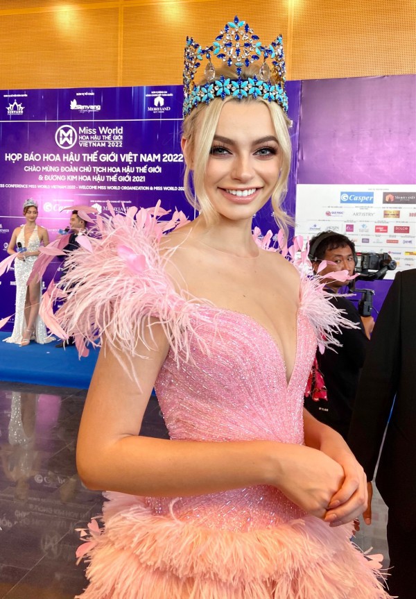 Nhan sắc rực rỡ của đương kim Hoa hậu Thế giới khi xuất hiện tại Việt Nam