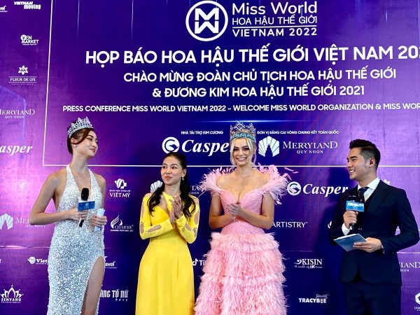 Nhan sắc rực rỡ của đương kim Hoa hậu Thế giới khi xuất hiện tại Việt Nam