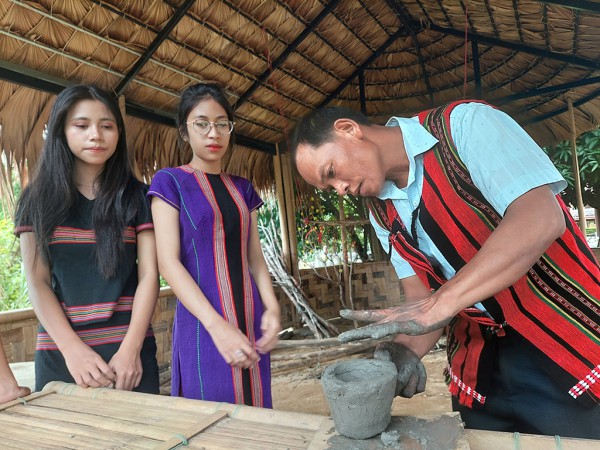 Nhất nghệ tinh: Nghệ nhân Pa Kôh phục sinh gốm Nóh