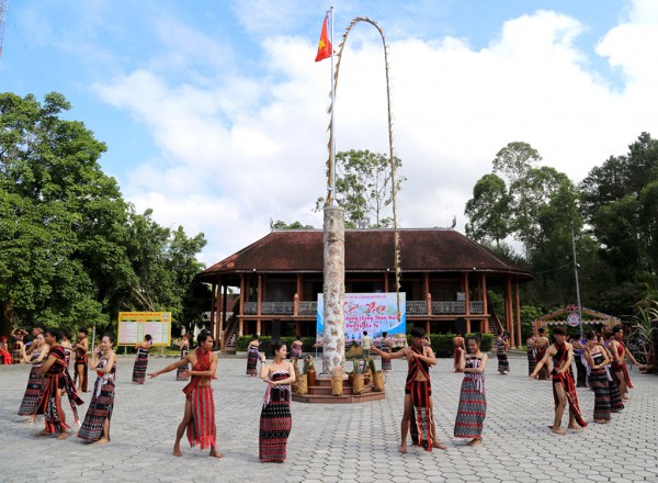 Những lễ hội độc đáo: Người Cơ Tu mở hội tạ ơn núi rừng