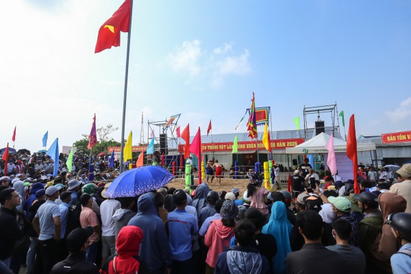 Những màn so tài kịch tính ở hội vật có từ thời chúa Nguyễn