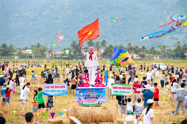 Những ngọn lửa hồng nơi thành cổ Những ngọn lửa hồng nơi thành cổ