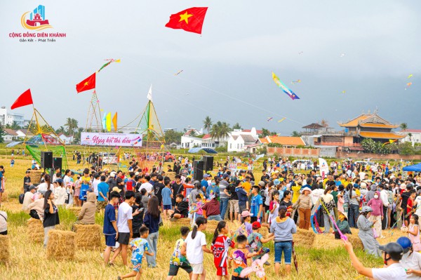 Những ngọn lửa hồng nơi thành cổ Những ngọn lửa hồng nơi thành cổ