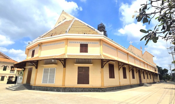 Những nhà thờ độc đáo: Kỳ bí tháp chuông 800 tấn ở nhà thờ Cái Mơn