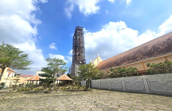 Những nhà thờ độc đáo: Kỳ bí tháp chuông 800 tấn ở nhà thờ Cái Mơn