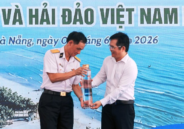 Nước biển từ Hoàng Sa và 7 sắc bằng thủy quân về với Nhà trưng bày Hoàng Sa