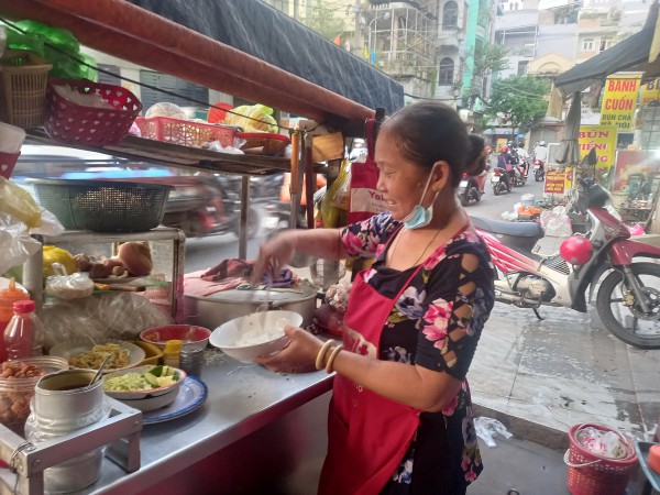 Nuôi con ăn học từ xe hủ tiếu gõ 'made in Quảng Ngãi'