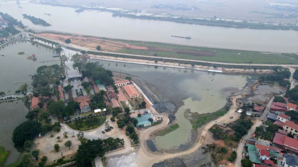 Phát hiện bãi cọc gỗ trong khu di tích đền Kiếp Bạc