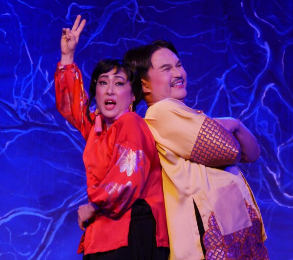 ‘Quạ hồng tung cánh’: Chiếc gương soi chiếu lòng tham ‘Quạ hồng tung cánh’: Chiếc gương soi chiếu lòng tham