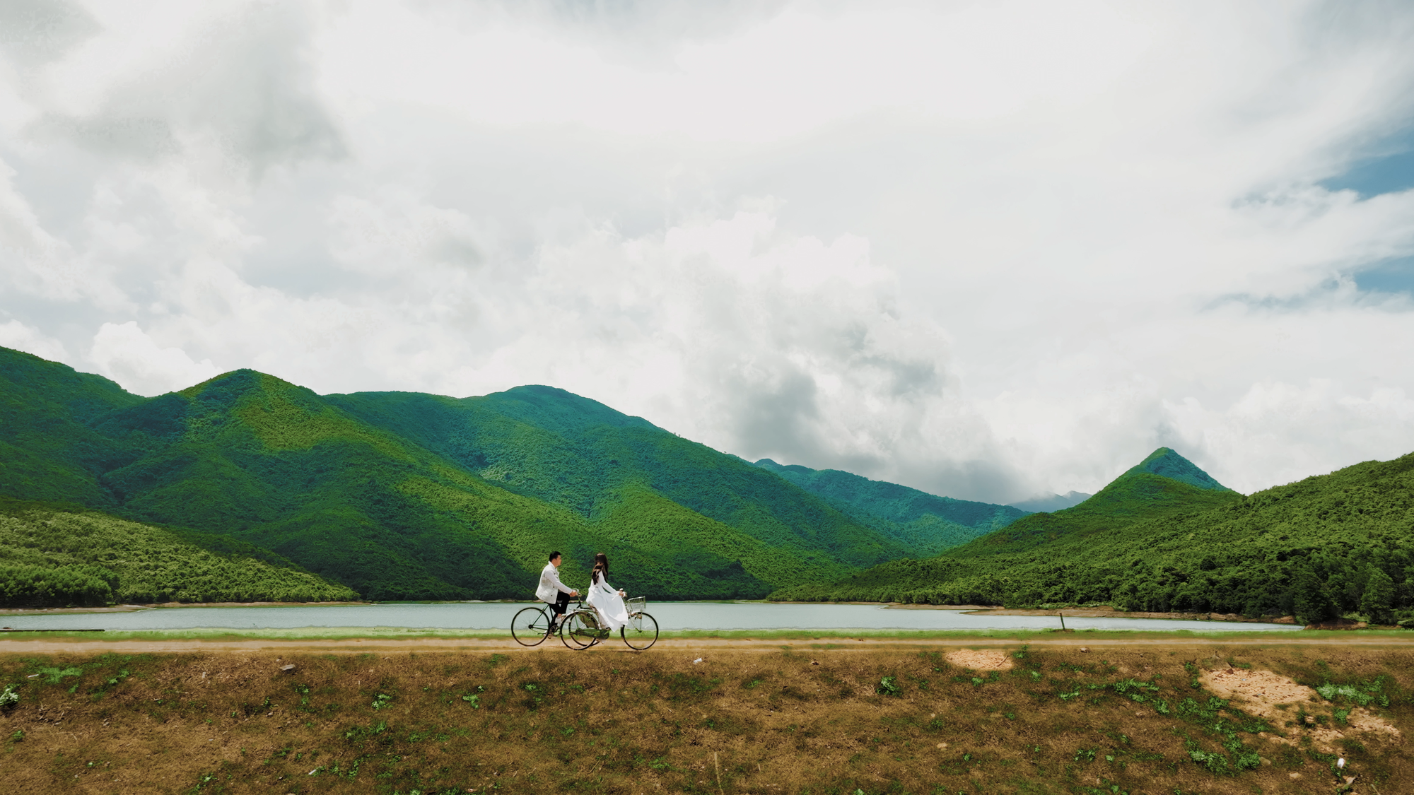 Quang Dũng mời hoa hậu Mai Phương về Quy Nhơn quảng bá du lịch quê nhà