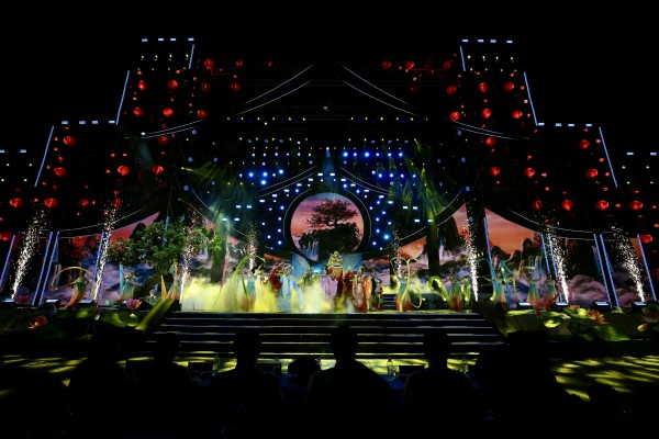 Quang Linh hát 'Người đến từ Triều Châu' mừng 'Đêm hội Nguyên tiêu' Quang Linh hát 'Người đến từ Triều Châu' mừng 'Đêm hội Nguyên tiêu'