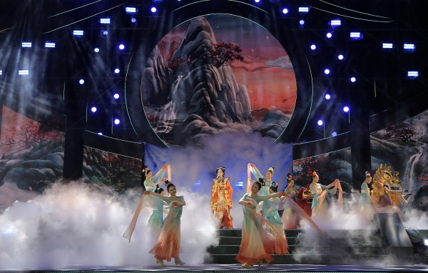 Quang Linh hát 'Người đến từ Triều Châu' mừng 'Đêm hội Nguyên tiêu' Quang Linh hát 'Người đến từ Triều Châu' mừng 'Đêm hội Nguyên tiêu'