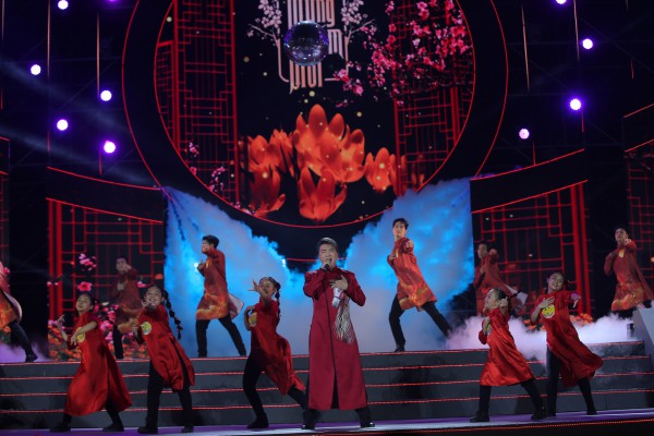 Quang Linh hát 'Người đến từ Triều Châu' mừng 'Đêm hội Nguyên tiêu' Quang Linh hát 'Người đến từ Triều Châu' mừng 'Đêm hội Nguyên tiêu'