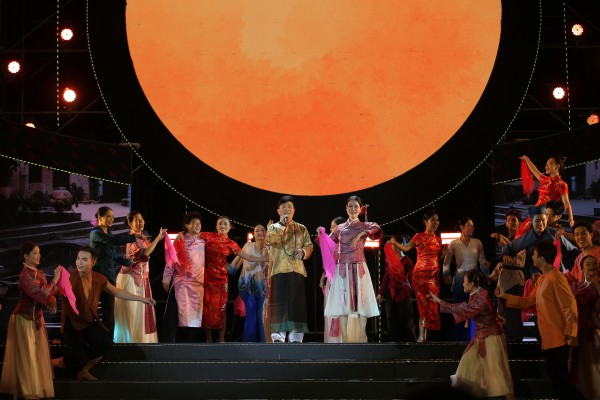 Quang Linh hát 'Người đến từ Triều Châu' mừng 'Đêm hội Nguyên tiêu' Quang Linh hát 'Người đến từ Triều Châu' mừng 'Đêm hội Nguyên tiêu'