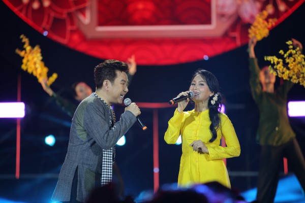 Quang Linh hát 'Người đến từ Triều Châu' mừng 'Đêm hội Nguyên tiêu' Quang Linh hát 'Người đến từ Triều Châu' mừng 'Đêm hội Nguyên tiêu'